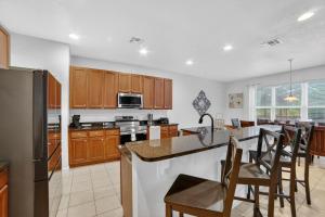 6BR Davenport Oasis for 12 Pool, Spa & Games home