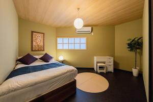 佑 Entire house, a large house that combines Japanese and contemporary art, with 5 bedrooms for up to 13 people
