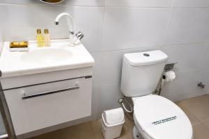 Sobrado no centro | 2 quartos com ar e garagem