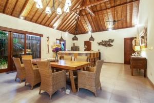 Canggu, villa santai, 3 bed, swimming pool jacuzzi