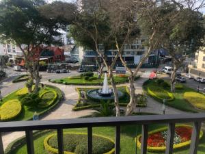 Modern Miraflores 2BR Flat Park View Balcony King Bed