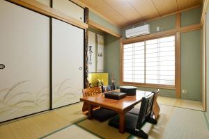 Guest House TIHARU 6bedrooms12people max and Straight to USJ and Near the hot spring