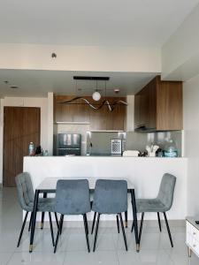 1BR-2 Queen beds-One Lakeshore