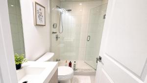 Elevate Living 3BR and Den Suite - Downtown