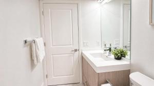Elevate Living 3BR and Den Suite - Downtown