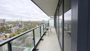 Elevate Living 3BR and Den Suite - Downtown