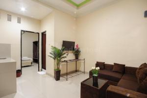 SRB near Mall Ciputra CIbubur Mitra RedDoorz