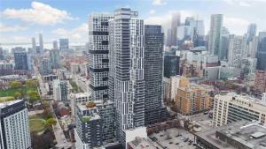 Elevate Living 3BR and Den Suite - Downtown