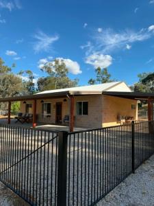The Gemfields Lavinia Holiday House Rubyvale Single Room room