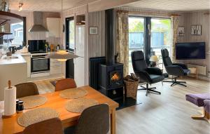 Beautiful Home In Hadsund With Wifi
