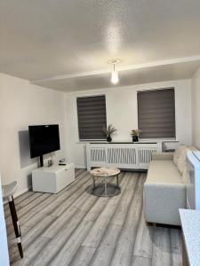 One Bedroom House with Driveway Parking in Canning Town