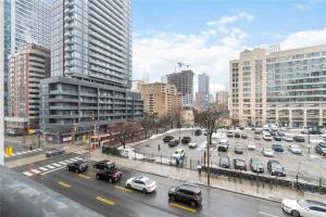 Prime Location 1BR with Queen Bed - Near Dundas Square