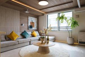 New OPEN Family 4-minute walk from the station Maximum 5 people Fully air-conditioned Parking included