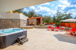 Villa Hemera - Mediterranean elegance with private jacuzzi and Capri views