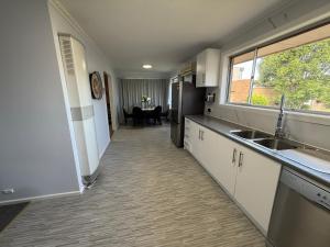 Newly Renovated Stylish Home 3 Queen Beds Netflix Gaming TV