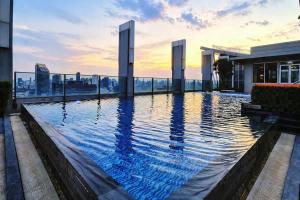 1 minute to the subway entrance Mrt Huai Khwang Most cozy room in this city central The condo has an infinity swimming pool and gym on the top floor