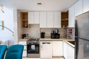 Luxury 1BR with Balcony - Skyline Views in Al Reem