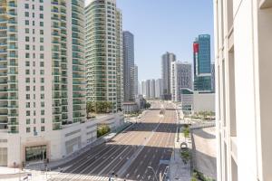 Luxury 1BR with Balcony - Skyline Views in Al Reem