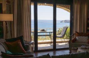Elouthia Residence with Sea View and Hot Tub