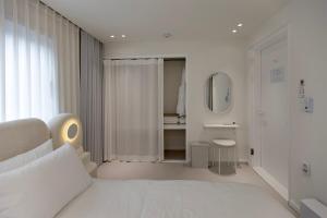 Bright 3 Bedroom Apartment with 2 Baths near Myeongdong Station