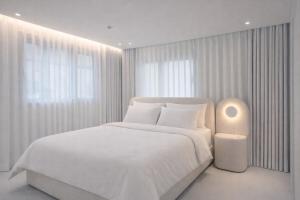Bright 3 Bedroom Apartment with 2 Baths near Myeongdong Station