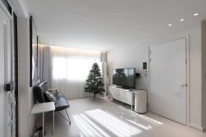STILL TIME Bright 3 Bedroom Apartment with 2 Baths near Myeongdong Station