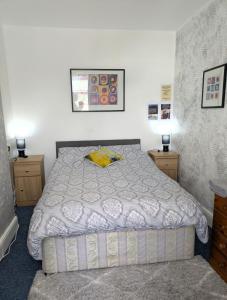 Kettering Town Double Room with TV available for 90 days plus Shared bathroom, lounge & kitchen