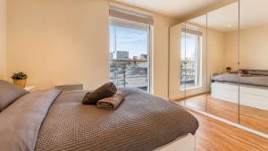 Modern 2-Bed City Living with Private Balcony