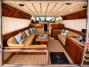 Captain Cangrejo Yacht