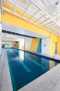Staycation Haven with City view Free pool, Netflix, Wi-Fi