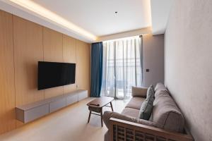 luxury modern 2 BR suite 5122 Building C
