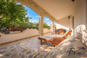 Family Apartments Stinjan with Garden