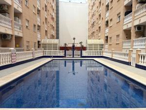 Piso con piscina, céntrico, cerca de la playa