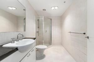 Port Melbourne Luxe Escape 2BR, 2BA, Pool, Balcony