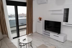 Bright Modern Seaview Apartament
