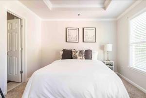 Cosy 2 Bedroom Townhome Close to The City