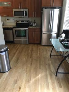 Cosy 2 Bedroom Townhome Close to The City