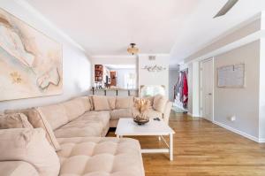 Cosy 2 Bedroom Townhome Close to The City