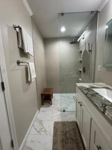 Cosy 2 Bedroom Townhome Close to The City