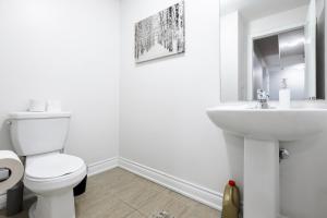 Spacious Bright Private! Townhome in Markham