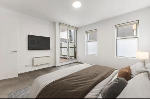 Port Melbourne Luxe Escape 2BR, 2BA, Pool, Balcony