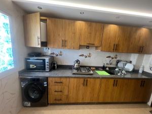 Spacious, modern apartment near the airport