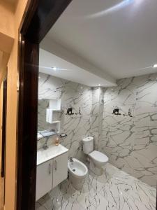Spacious, modern apartment near the airport