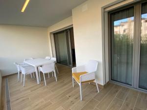 Bright apartment with terrace near the sea