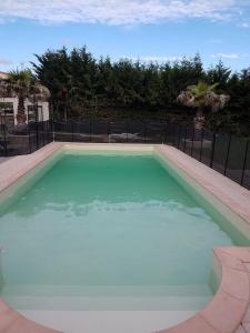 Grande maison Charentaise de 200m2 avec piscine chauffée proche La Rochelle