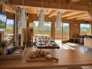 Chalet de Luxe avec Piscine Intérieure et Sauna - Vue Montagne Manigod