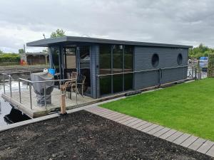 Houseboat Enjoy with 200m Private Garden on the Lake