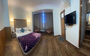 Hotel Lords Regency - Connected to the Mall Road