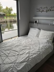 Houseboat Enjoy with 200m Private Garden on the Lake
