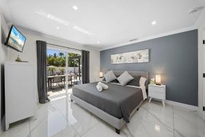 3BR Near Beach with 2 King Suites, Pool and BBQ
